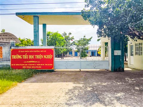 Cổng và biển tên trường