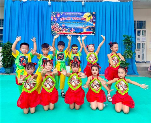 Tiết mục múa trong đêm hội Trăng rằm