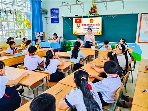 Đại hội chi đội trong lớp học